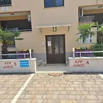 Patricija-apartmani דירה *